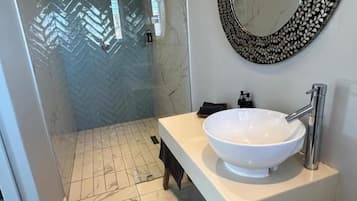 Family Room, Patio, Garden View | Bathroom