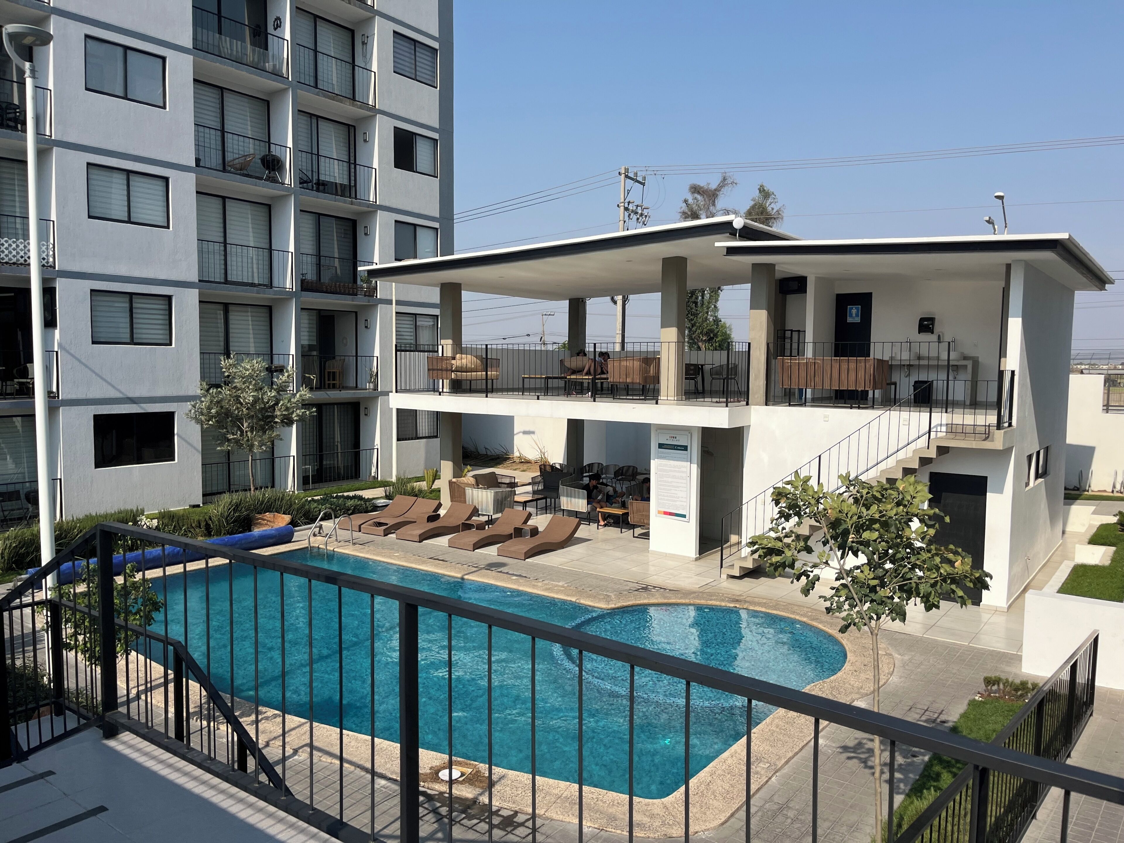 Una piscina al aire libre, una piscina climatizada