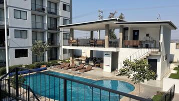 Una piscina al aire libre, una piscina climatizada