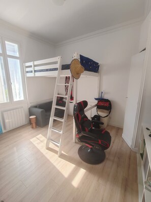 Interior - A 100-square-meter villa on the top floor in a quiet neighborhood, just 10 minutes from the beaches! (Toulon)