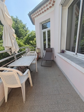 Outdoor dining - A 100-square-meter villa on the top floor in a quiet neighborhood, just 10 minutes from the beaches! (Toulon)