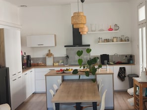 Dining - A 100-square-meter villa on the top floor in a quiet neighborhood, just 10 minutes from the beaches! (Toulon)