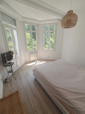 Room - A 100-square-meter villa on the top floor in a quiet neighborhood, just 10 minutes from the beaches! (Toulon)