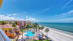 Een hotel met zwembad, strand en uitzicht op de oceaan.