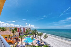Ein Hotel mit Pool, Strand und Meerblick.
