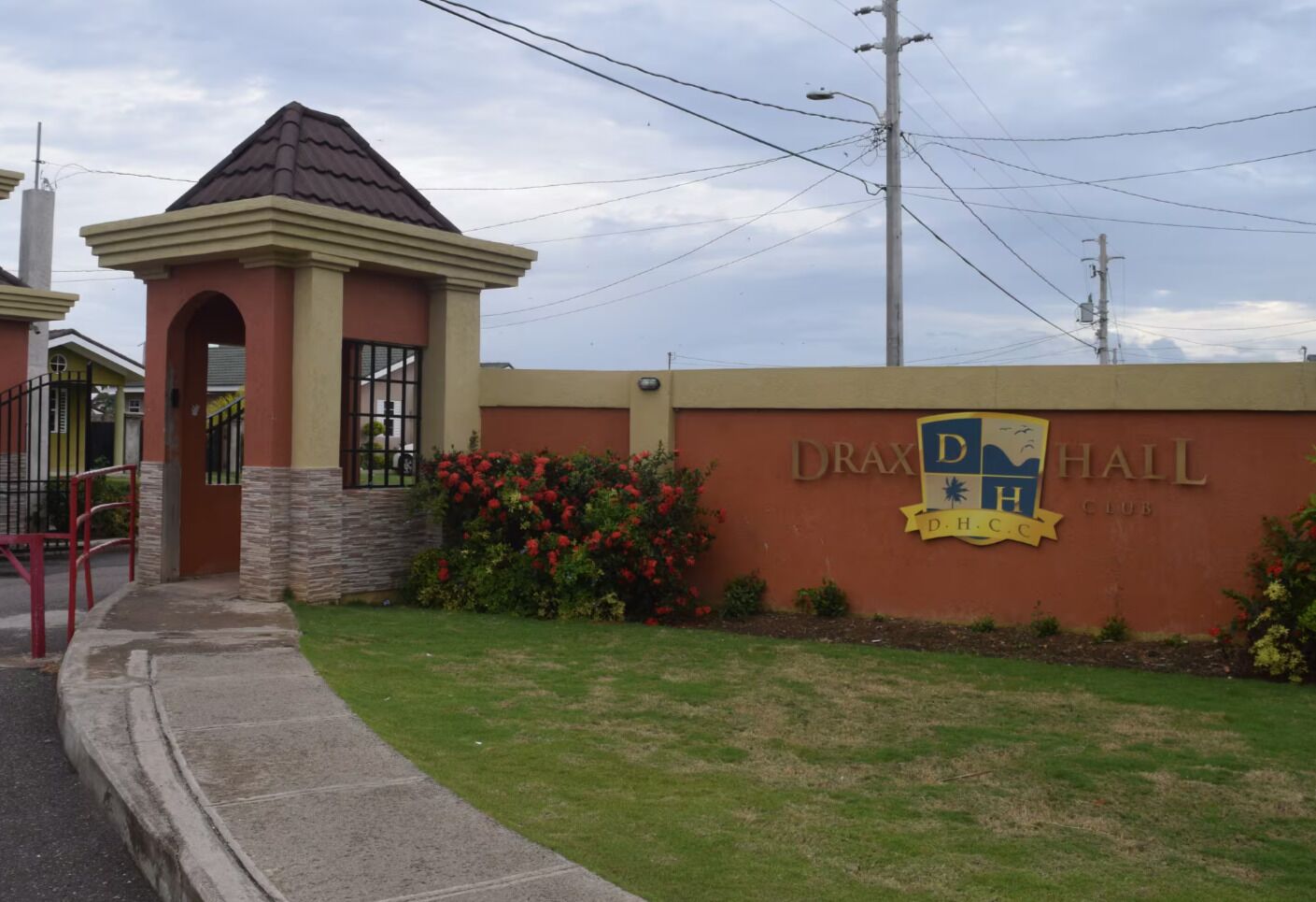 Un edificio con un letrero que dice 'DRAX HALL CLUB' y un logotipo.