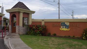 Un edificio con un letrero que dice 'DRAX HALL CLUB' y un logotipo.