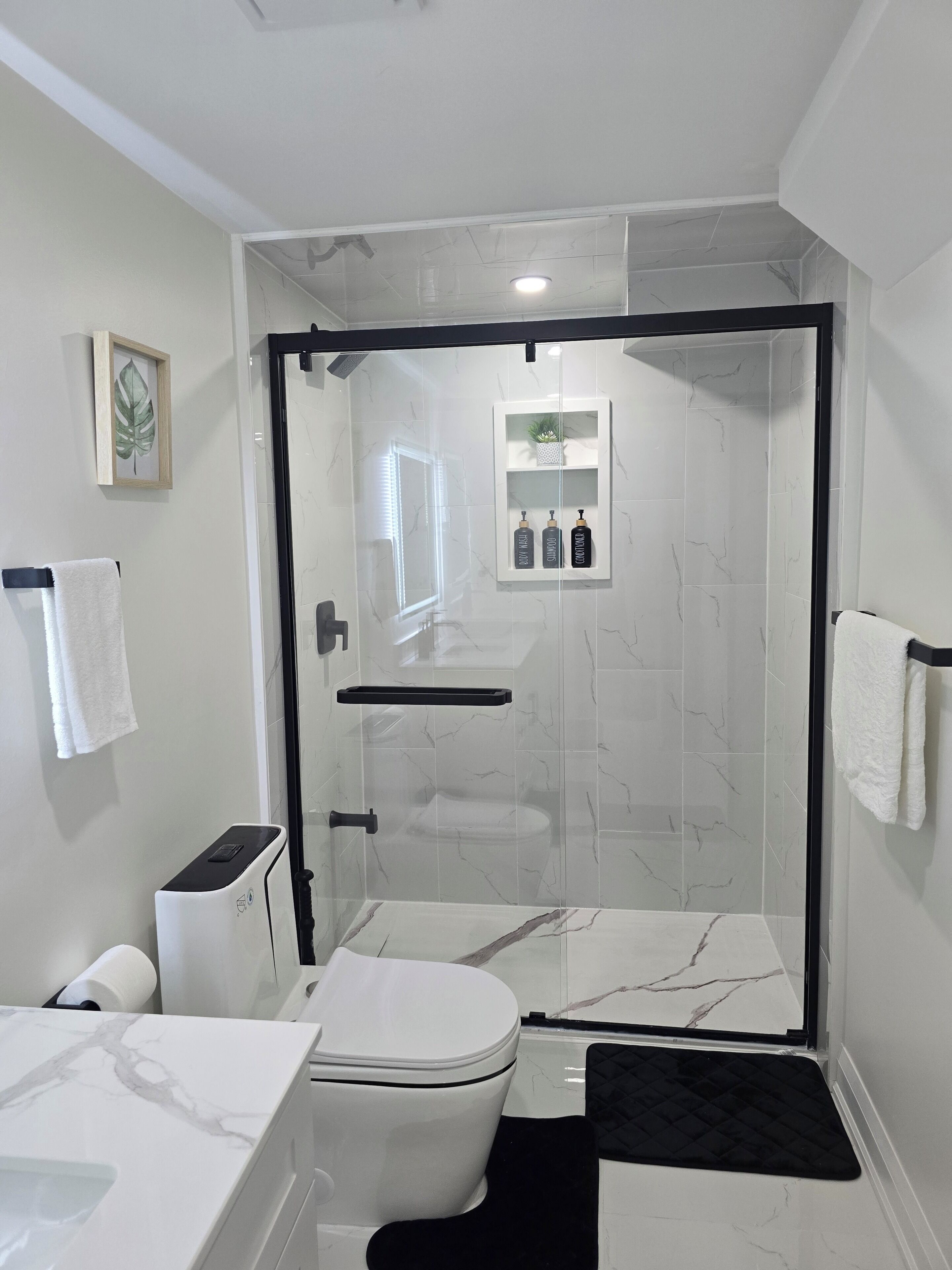 Douche, séchoir à cheveux, serviettes fournies, savon