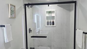 Douche, séchoir à cheveux, serviettes fournies, savon