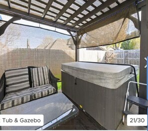 Outdoor spa tub - 5 star Super Host, 3-bedroom, one story,  Hottub Grapevine, Lake Access (Grapevine)