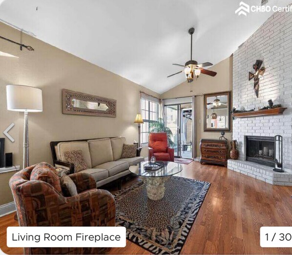 Living area - 5 star Super Host, 3-bedroom, one story,  Hottub Grapevine, Lake Access (Grapevine)