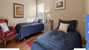 Unclassified image, 3 of 5, button - 5 star Super Host, 3-bedroom, one story,  Hottub Grapevine, Lake Access (Grapevine)