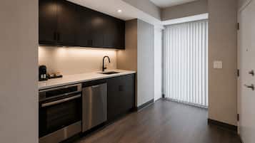 Economy Apartment | Private kitchen | Fridge, microwave, oven, stovetop