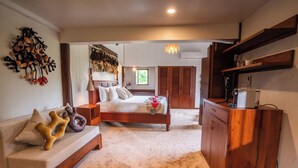 Un dormitorio con cama, mesita de noche y cómoda.
