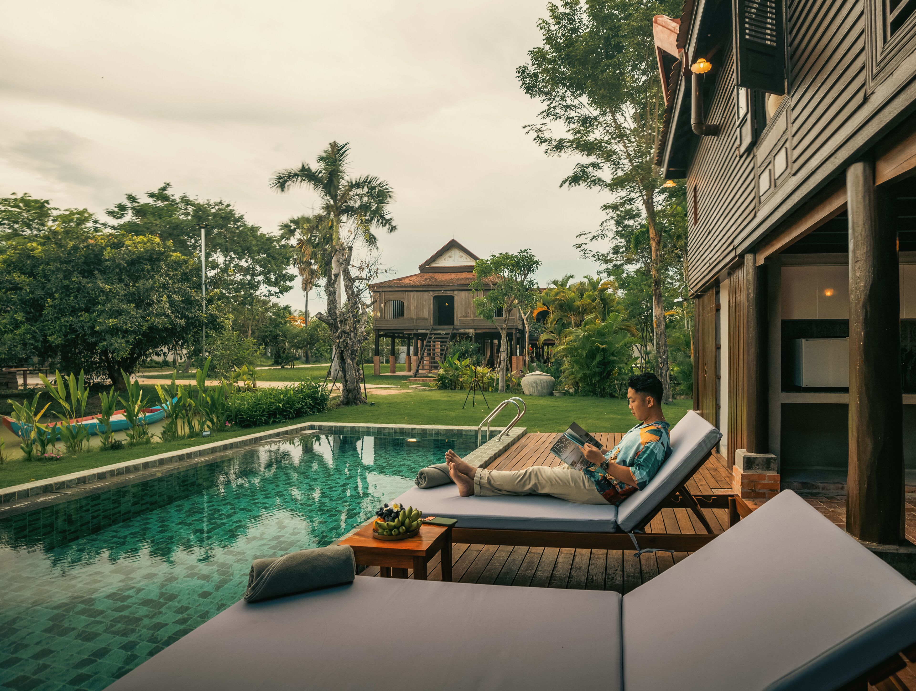 Una piscina al aire libre