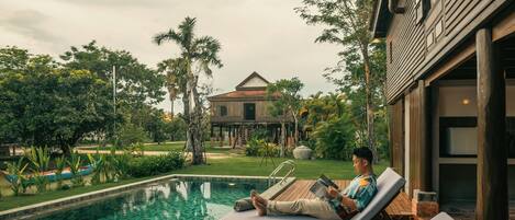 Una piscina al aire libre