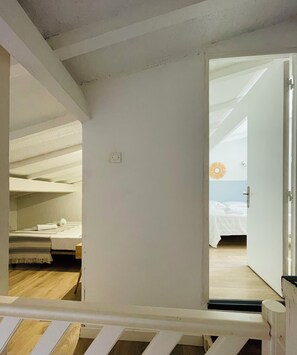 Ein Zimmer mit einem Bett, einem kleinen Tisch und einer Steckdose.