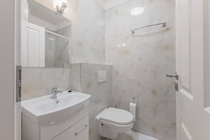 Dusche, Haartrockner, Handtücher, Shampoo