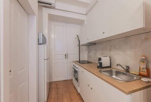 Wasserkocher mit Kaffee-/Teezubehör, Kühlschrank, Mikrowelle, Ofen
