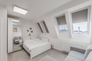 Room - Zizkov flat/skyline views/AC/Kitchen, new bathroom (Prague)