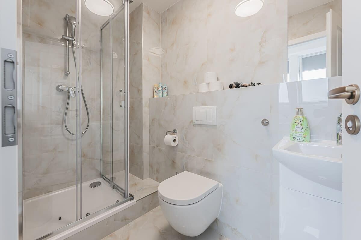 Shower, hair dryer, towels, shampoo
