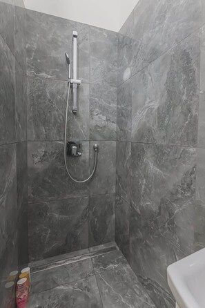 Dusche, Haartrockner, Shampoo