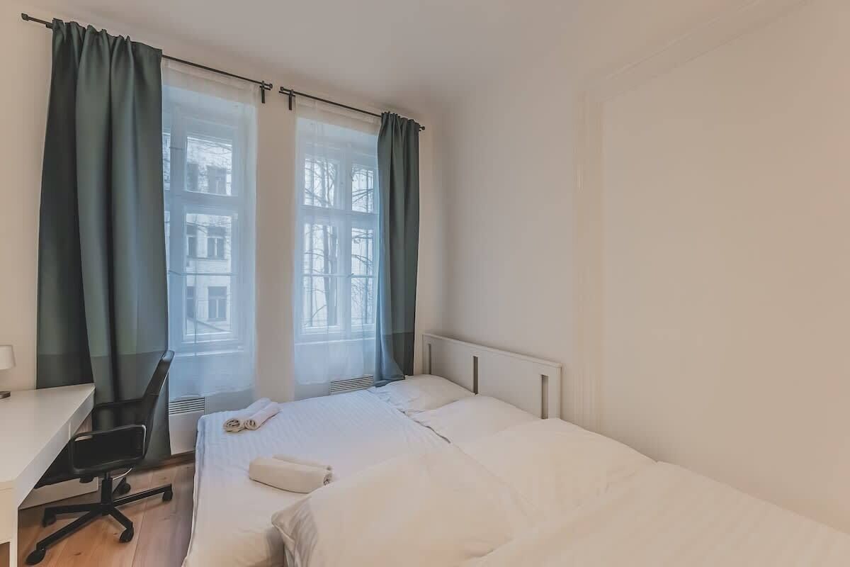 Ein Hotelzimmer mit einem Bett, einem Schreibtisch und einem Stuhl.