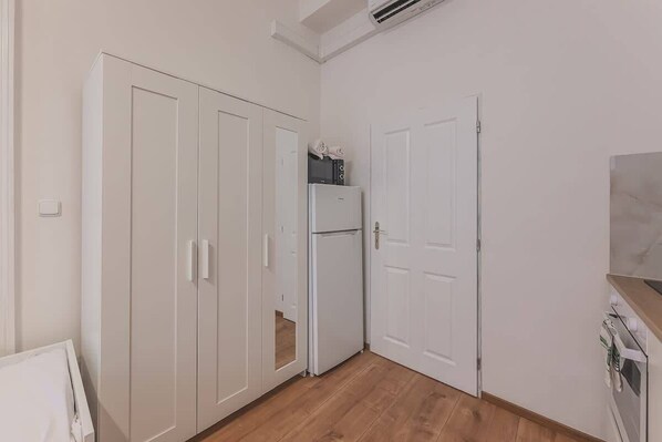 Interior - Walk to Old Town Flat, Kitchen, new bathroom (Praha 1)
