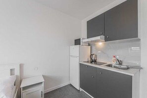 Private kitchen - Zizkov flat/skyline views/AC/Kitchen, new bathroom (Prague)