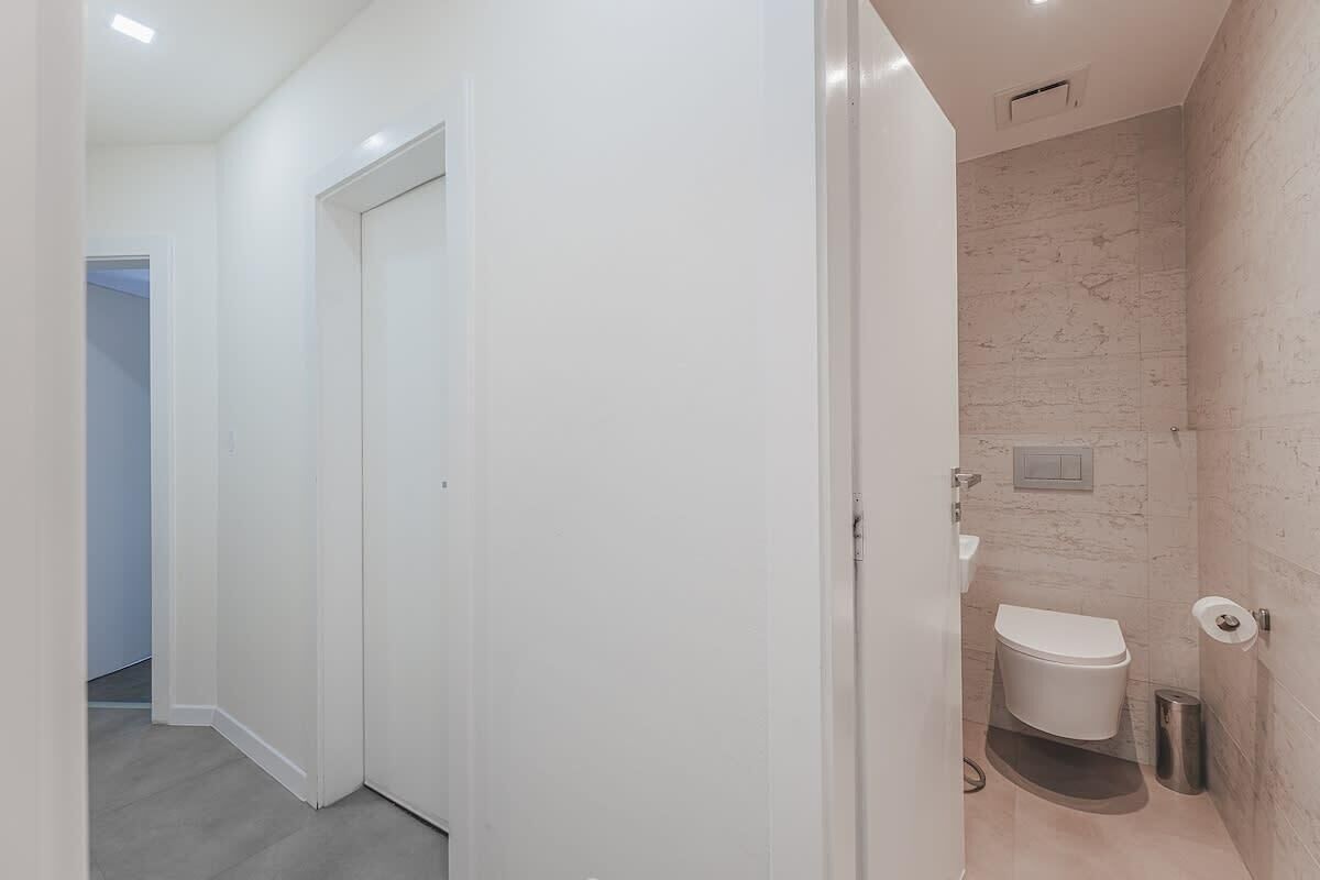 Ein modernes Badezimmer mit Toilette, Bidet und Dusche.