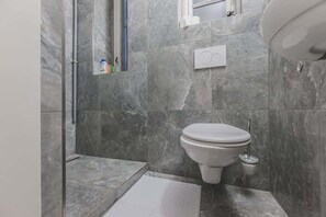Dusche, Haartrockner, Handtücher, Shampoo
