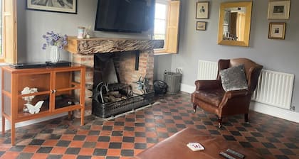 Very rural traditional English Farmhouse, amazing views and pet friendly