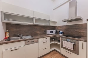 Wasserkocher mit Kaffee-/Teezubehör, Kühlschrank, Mikrowelle, Ofen