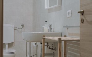 A bathroom with a toilet, sink, and shower. - Aloha Lodge Apartment Trapani (Trapani)