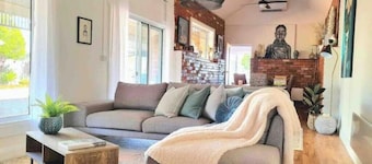 Luxurious comfort & cosy, your home away from home! Romantic getaway…