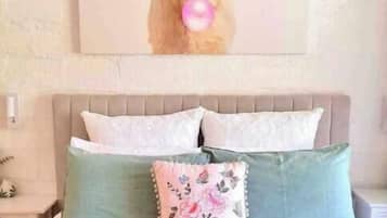 Ein Bett mit Kopfteil, Kissen und einem Wandbild eines Stiers.