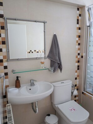 Bathroom - Spacious apartamens nearthe mall (Pafos)