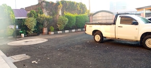 Property grounds - Nyati Guest House (Nakuru)