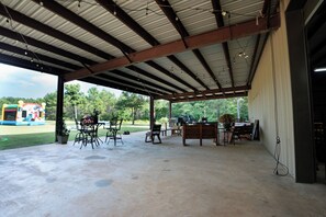 Outdoor dining - Cozy 1 bedroom on 13 acres (Cleveland)