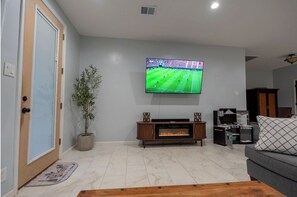 Interior - Cozy 1 bedroom on 13 acres (Cleveland)