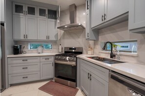 Private kitchen - Cozy 1 bedroom on 13 acres (Cleveland)
