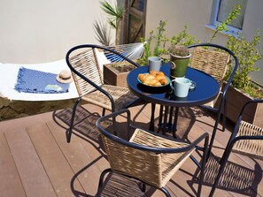 Outdoor dining - Stunning private villa for 7 guests with WIFI (Porthleven)