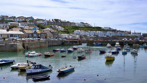 A harbor with boats docked, a stone wall, and buildings in the background. - Wonderful  villa for 6 people with WIFI (Porthleven)