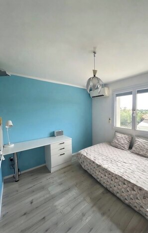 Iron/ironing board, travel cot, WiFi, bed sheets - TOP FLOOR OF A 3-BEDROOM VILLA AIR CONDITIONING. PRIVATE SWIMMING POOL, BOULODROME, TABLE TENNIS. 2 KM FROM THE BEACHES (Six-Fours-les-Plages)