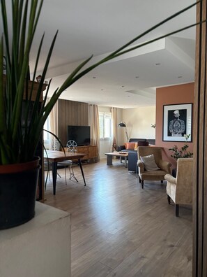 TV, ping pong - TOP FLOOR OF A 3-BEDROOM VILLA AIR CONDITIONING. PRIVATE SWIMMING POOL, BOULODROME, TABLE TENNIS. 2 KM FROM THE BEACHES (Six-Fours-les-Plages)