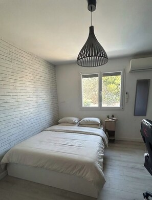 3 bedrooms, iron/ironing board, travel cot, WiFi