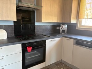 Private kitchen - TOP FLOOR OF A 3-BEDROOM VILLA AIR CONDITIONING. PRIVATE SWIMMING POOL, BOULODROME, TABLE TENNIS. 2 KM FROM THE BEACHES (Six-Fours-les-Plages)