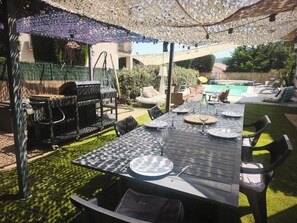 Outdoor dining - TOP FLOOR OF A 3-BEDROOM VILLA AIR CONDITIONING. PRIVATE SWIMMING POOL, BOULODROME, TABLE TENNIS. 2 KM FROM THE BEACHES (Six-Fours-les-Plages)