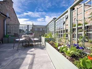 Outdoor dining - Stunning villa for 5 guests with WIFI, TV and patio (Inverness)