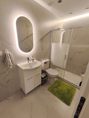 Basic-Apartment, Balkon, Stadtblick | Badezimmer